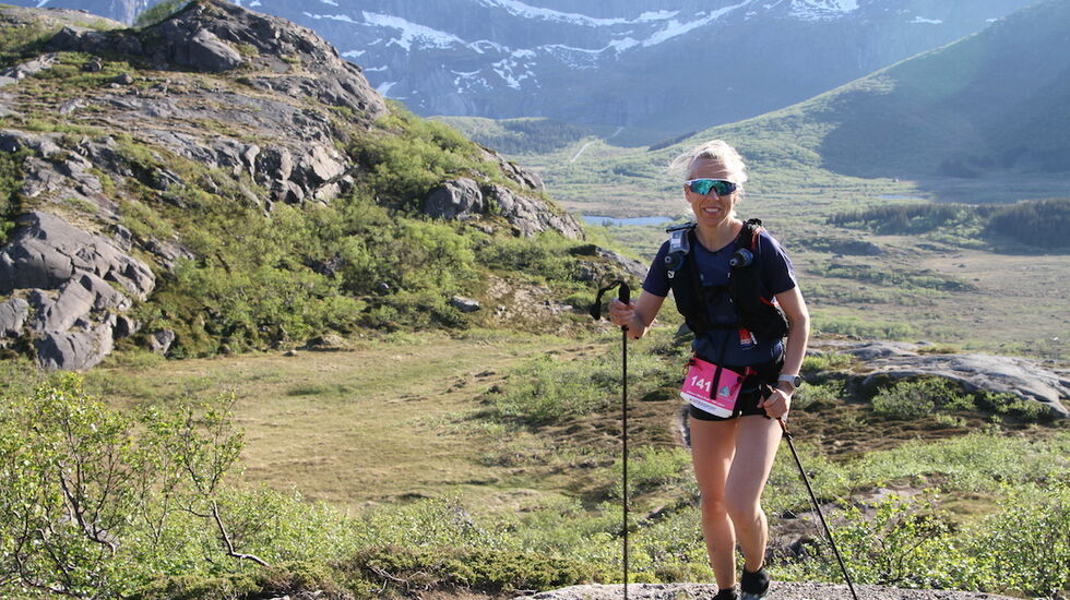 Lena-Britt Johansen på vei gjennom den lengste distansen, her er hun ca 45 km mellom Nusfjord og Napp. (Alle foto: Trond Arne Liavik)