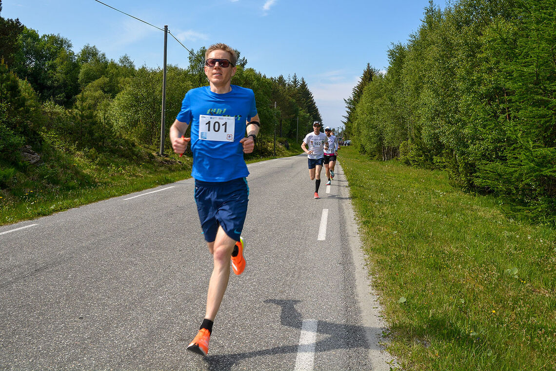 Per Myren fra Kristiansund løper inn til en klar seier på halvmaraton i årets Romsdal 5/10/halv. (Alle foto: Ingvild Bjørnøy Nylund (9 år) og Janne Haink (11 år))