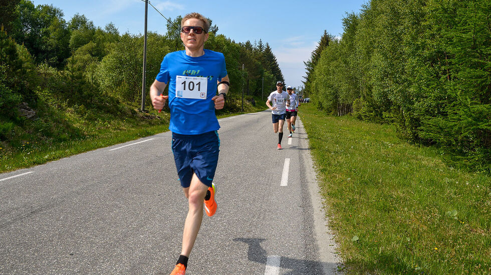 Per Myren fra Kristiansund løper inn til en klar seier på halvmaraton i årets Romsdal 5/10/halv. (Alle foto: Ingvild Bjørnøy Nylund (9 år) og Janne Haink (11 år))
