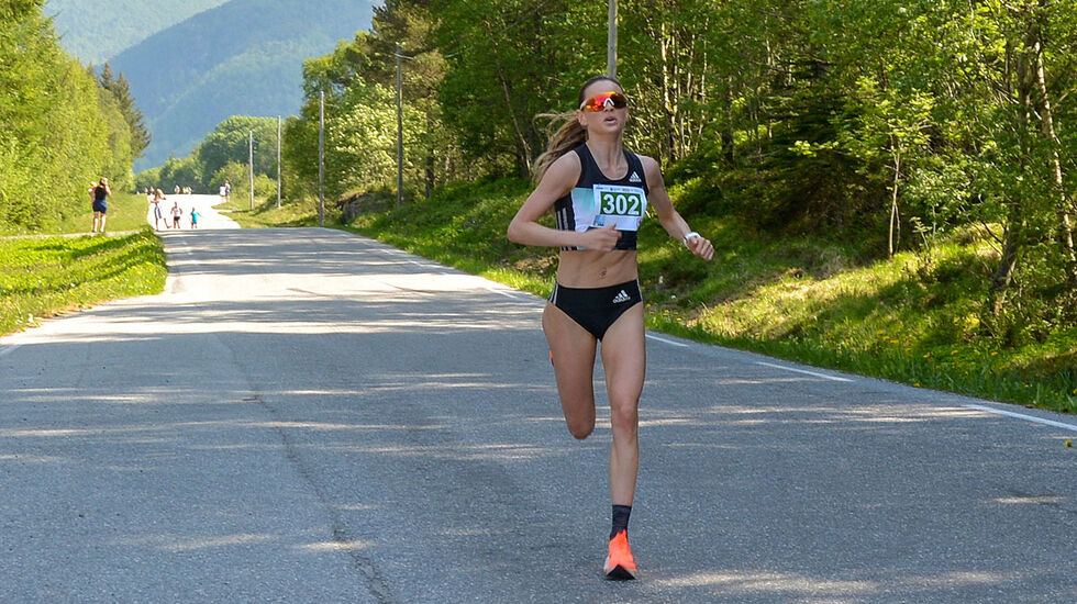 Live Solheimdal vant Romsdal 5/10/halv. Her er hun i samme løp i 2021. Da benyttet hun også løpet som en formsjekk etter sykdom. (Foto: arrangøren)