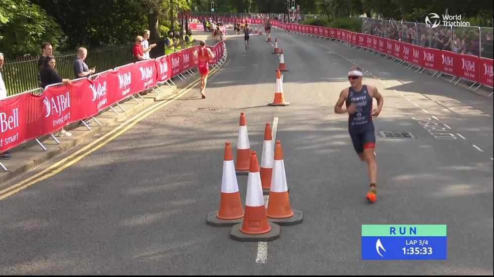 Det er på siste del av løpingen at Kristian Blummenfelt må slippe en del konkurrenter i fra seg. (Skjermprint fra Triathlonlive.tv)