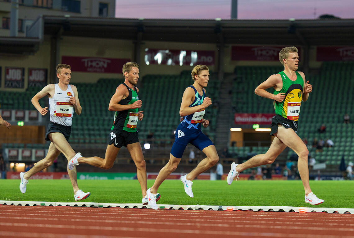 Sigurd Ruud Skjeseth i front på 5000 m under Night of Highlights på Bislett i fjor sommer. (Foto: Bjørn Johannessen)
