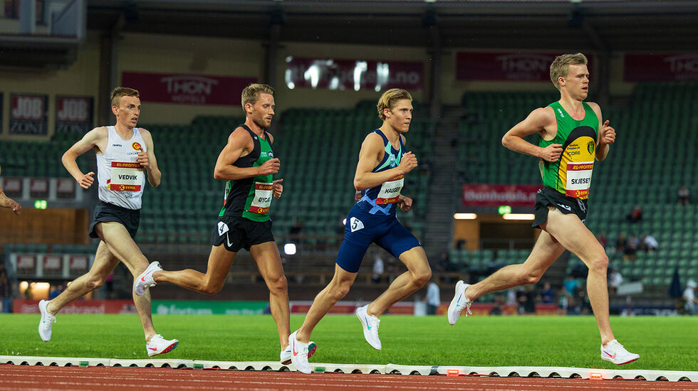 Sigurd Ruud Skjeseth i front på 5000 m under Night of Highlights på Bislett i fjor sommer. (Foto: Bjørn Johannessen)