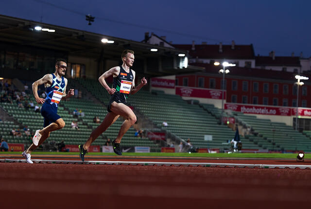 Narve Gilje Nordås og Henrik Ingebrigtsen i parløp på 5000 m. (Foto: Samuel Hafsahl)
