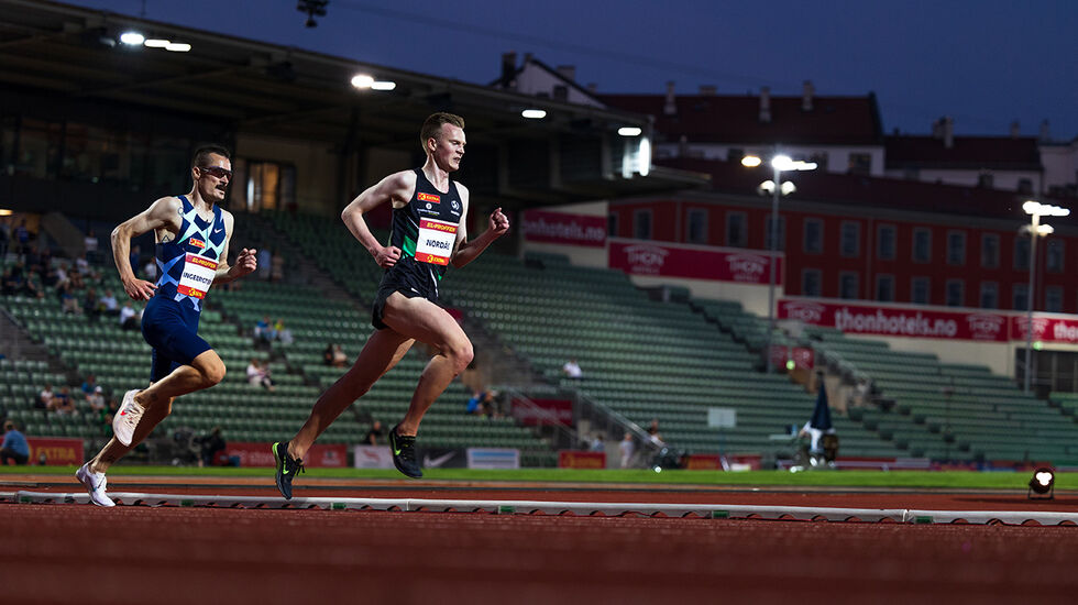 Narve Gilje Nordås og Henrik Ingebrigtsen i parløp på 5000 m. (Foto: Samuel Hafsahl)