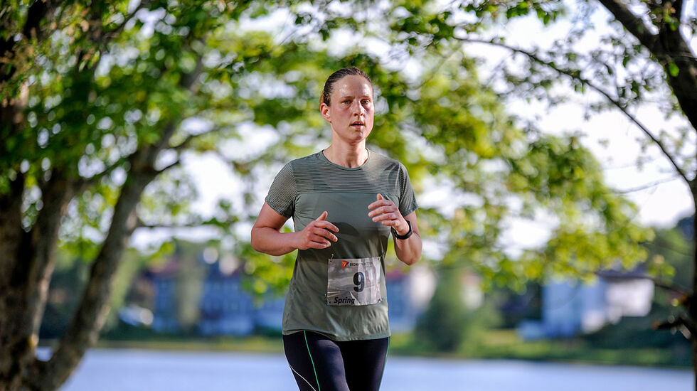 Hilde Kristine Hvidevold på vei rundt Tveitevannet. (Alle foto: Arne Dag Myking)