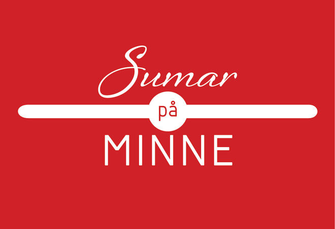 Sumar på Minne hvit logo rød bakgrunn