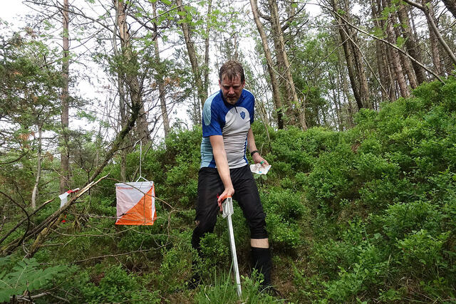 Jon-Kåre Hansen stempler inn på sisteposten i løypen rundt Garpetjern i Munkebotn. (Alle foto: Arne Dag Myking)