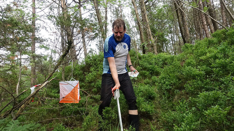 Jon-Kåre Hansen stempler inn på sisteposten i løypen rundt Garpetjern i Munkebotn. (Alle foto: Arne Dag Myking)