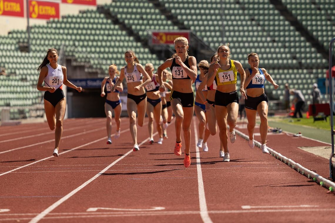 Malin Hoelsveen (131) spurter unn til seier på 800 m foran Amanda Marie Grefstad Frøynes (151), Sigrid Bjørnsdatter Wahlberg (128) og Solveig Cristina Hernandez Vråle (201). (Foto: Samuel Hafsahl)