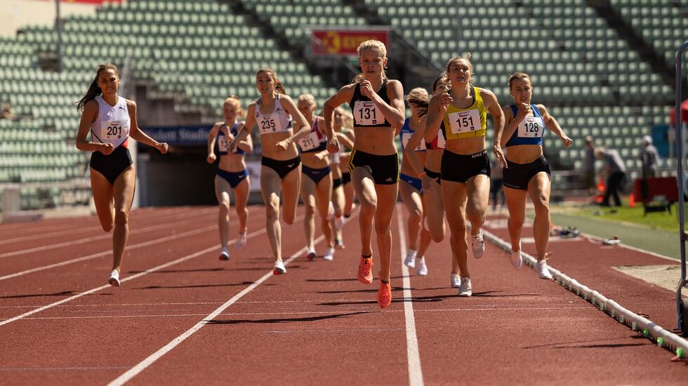 Malin Hoelsveen (131) spurter unn til seier på 800 m foran Amanda Marie Grefstad Frøynes (151), Sigrid Bjørnsdatter Wahlberg (128) og Solveig Cristina Hernandez Vråle (201). (Foto: Samuel Hafsahl)