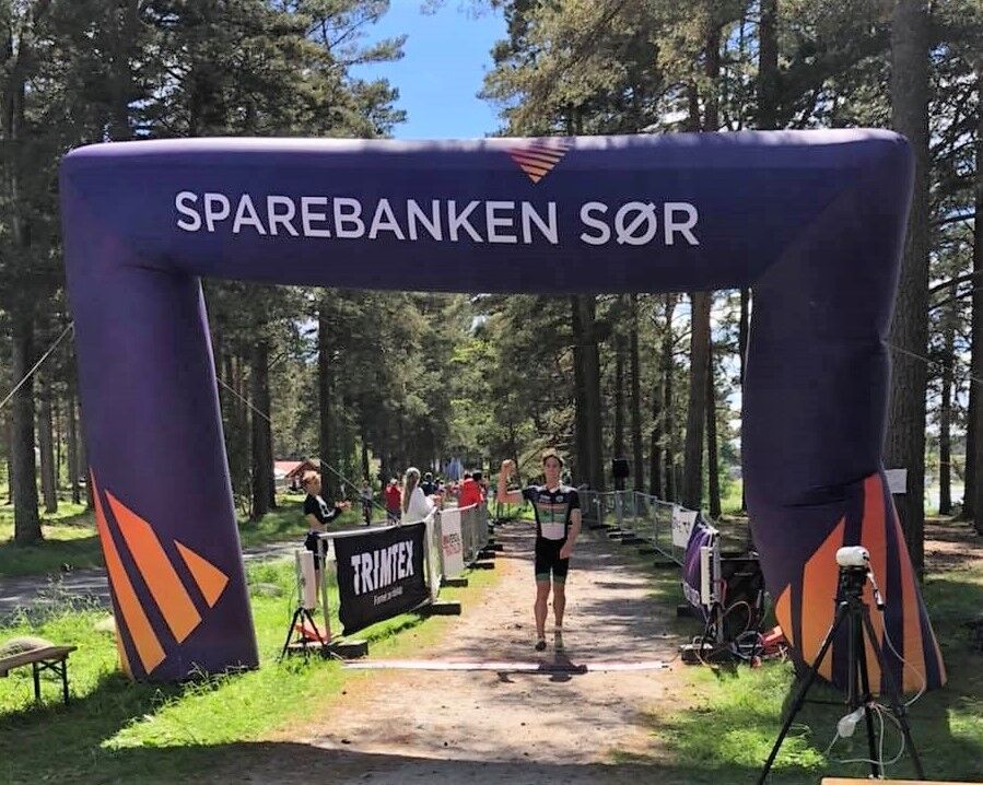 Vetle Bergsvik Thorn i mål som vinner av NM Sprint 2021. (Foto fra Norges Triatlonforbunds facebookside) 