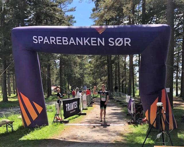Vetle Bergsvik Thorn i mål som vinner av NM Sprint 2021. (Foto fra Norges Triatlonforbunds facebookside)