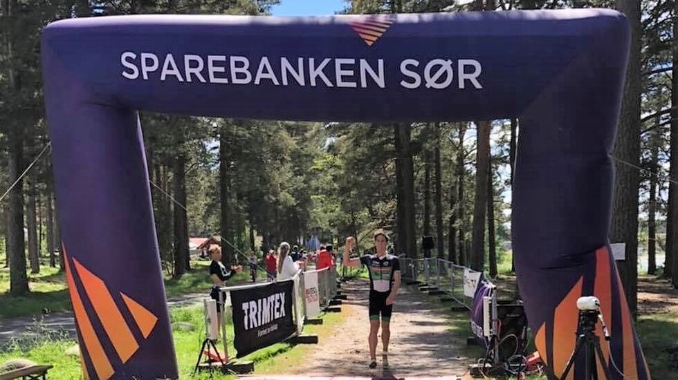 Vetle Bergsvik Thorn i mål som vinner av NM Sprint 2021. (Foto fra Norges Triatlonforbunds facebookside) 
