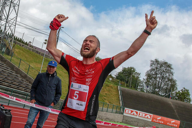 Det ble noen tårevåte siste kilometer inn mot mål da Tor-Aanen Kallekleiv forstod at det gikk mot seier og ny pers, etter et år med alvorlige skader. (Alle foto: Arne Dag Myking)