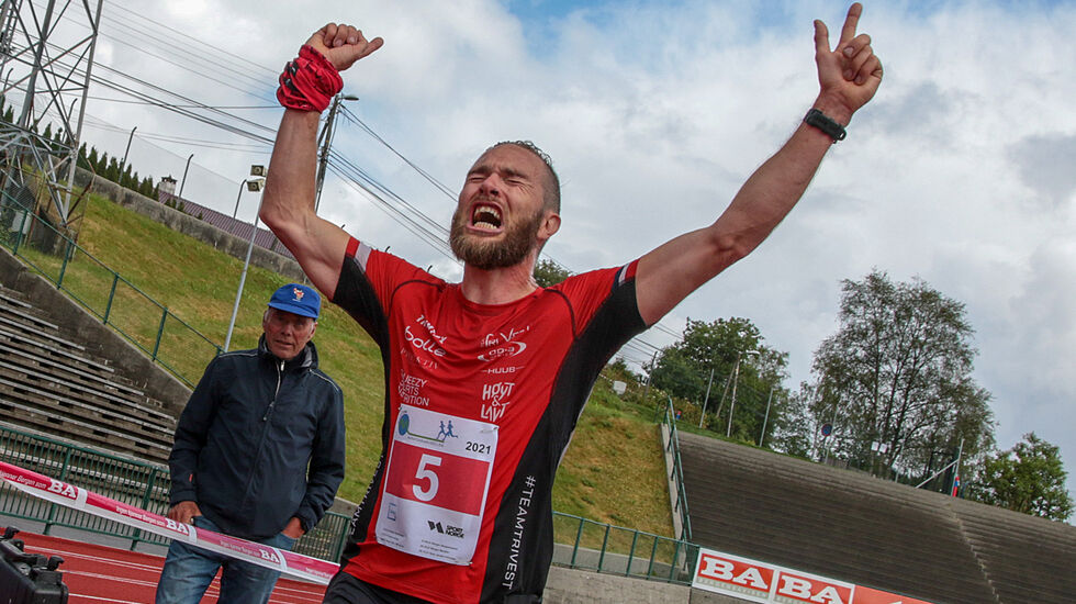 Det ble noen tårevåte siste kilometer inn mot mål da Tor-Aanen Kallekleiv forstod at det gikk mot seier og ny pers, etter et år med alvorlige skader. (Alle foto: Arne Dag Myking)