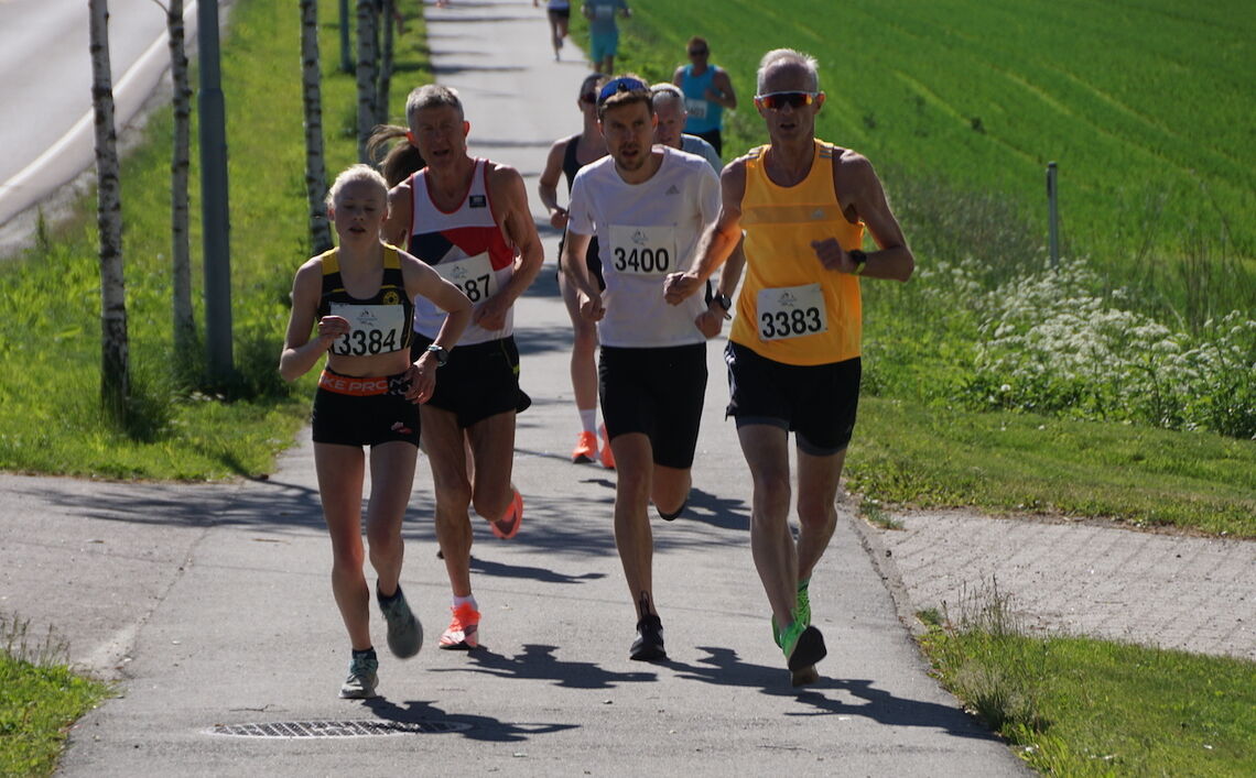Perseløpet ga mange nye rekorder på søndag. Malin Høntorp (3384), var en av de som løp inn til ny rekord. Hun vant klasse K14-15 med tiden 19:46. Her flankert av Pål Simonsen (3383), Knut Hjertvik (3400) og Kolbjørn Hjertvik (3387). Foto: Bjørn Saksberg