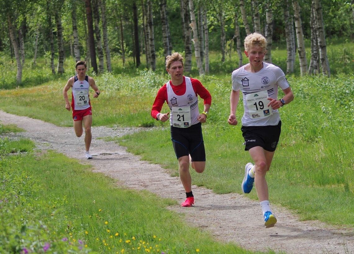 Lars Svorkdal,16 år (19), ble nummer to i mål. Vinneren Vegard Warnes (21) og Erik Kårvatn (20) er begge 18 år. Alle tre løp godt under Sondre Nordstad Moen sin løyperekord som han satte som 15-åring. (Foto: Gunnar Bureid)