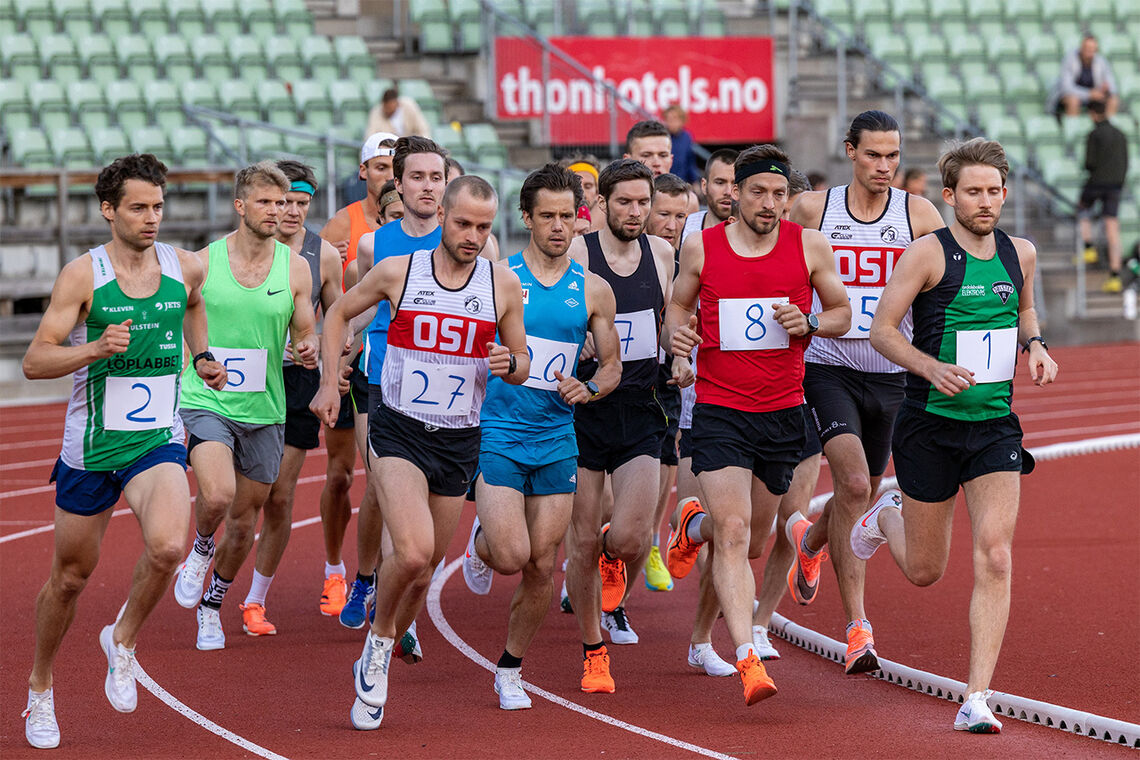 Starten for A-heatet på 10 000 meteren har gått. Mannen som til slutt vant, Eirik Gramstad, ligger i midten i blå shorts og singlet. (Foto: Samuel Hafsahl)