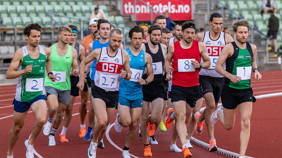 Starten for A-heatet på 10 000 meteren har gått. Mannen som til slutt vant, Eirik Gramstad, ligger i midten i blå shorts og singlet. (Foto: Samuel Hafsahl)