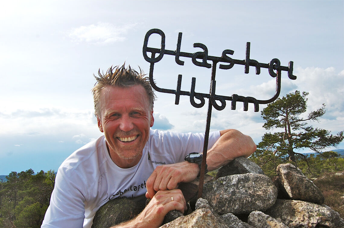 Løpsgeneral Thor Bylund er fotografert på toppen av Olashei. (Foto: arrangøren)
