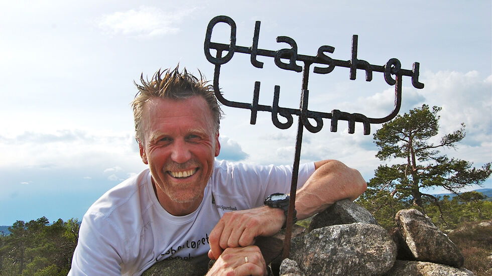 Løpsgeneral Thor Bylund er fotografert på toppen av Olashei. (Foto: arrangøren)