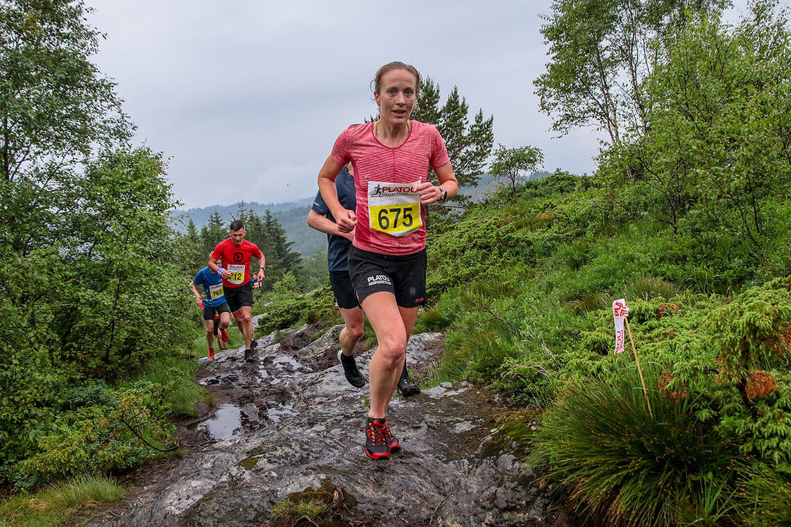 Sara-Rebekka Færø Linde var raskeste kvinne i Platoukarusellens løp over Livarden. Her er hun på vei opp den første delen, mot Totlandsfjellet. (Alle foto: Arne Dag Myking)