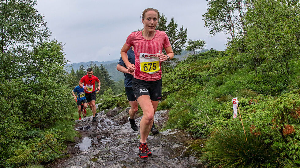 Sara-Rebekka Færø Linde var raskeste kvinne i Platoukarusellens løp over Livarden. Her er hun på vei opp den første delen, mot Totlandsfjellet. (Alle foto: Arne Dag Myking)