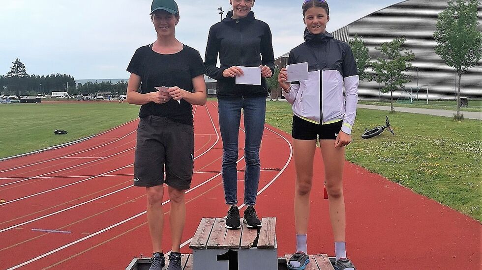 Lene Nylund (2), Synnøve Volden (1) og Hedda Faraasen Alme (3) på pallen ved Terningen Arena etter fire uker med intense konkurranser i terrenget. (Foto: Rolf Bakken)