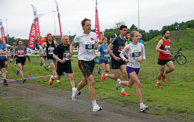 Per Jørgen Walstrøm (48) og Amanda Walstrøm legger av gårde fra start. Førstnevnte i klasse Menn 50-54, og Amanda i Jenter 15-16 år. Foto: Tom-Arild Hansen