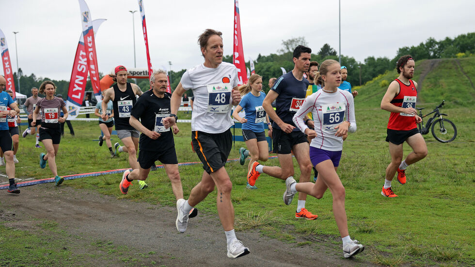 Per Jørgen Walstrøm (48) og Amanda Walstrøm legger av gårde fra start. Førstnevnte i klasse Menn 50-54, og Amanda i Jenter 15-16 år. Foto: Tom-Arild Hansen