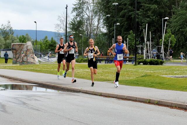 Sentrumsgateløpet var et  av  løpene som økte deltagelsen i 2021. Her er det (fra høyre): Henrik Nilsson, Even Bentzen Løvås, Magnus Salberg og Magnus Torp Antonsen som kjemper om seieren. (Foto: Trond Hansen)