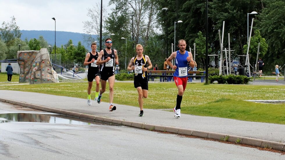 Sentrumsgateløpet var et  av  løpene som økte deltagelsen i 2021. Her er det (fra høyre): Henrik Nilsson, Even Bentzen Løvås, Magnus Salberg og Magnus Torp Antonsen som kjemper om seieren. (Foto: Trond Hansen)