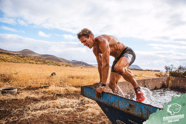 I tillegg til å være en sterk langdistanseløper har Sebastian Håkansson fysikk og ferdigheter som gjør han til en av verdens beste hinderløpere på lange distanser. (Arrangørfoto: Cochinero Challenge)
