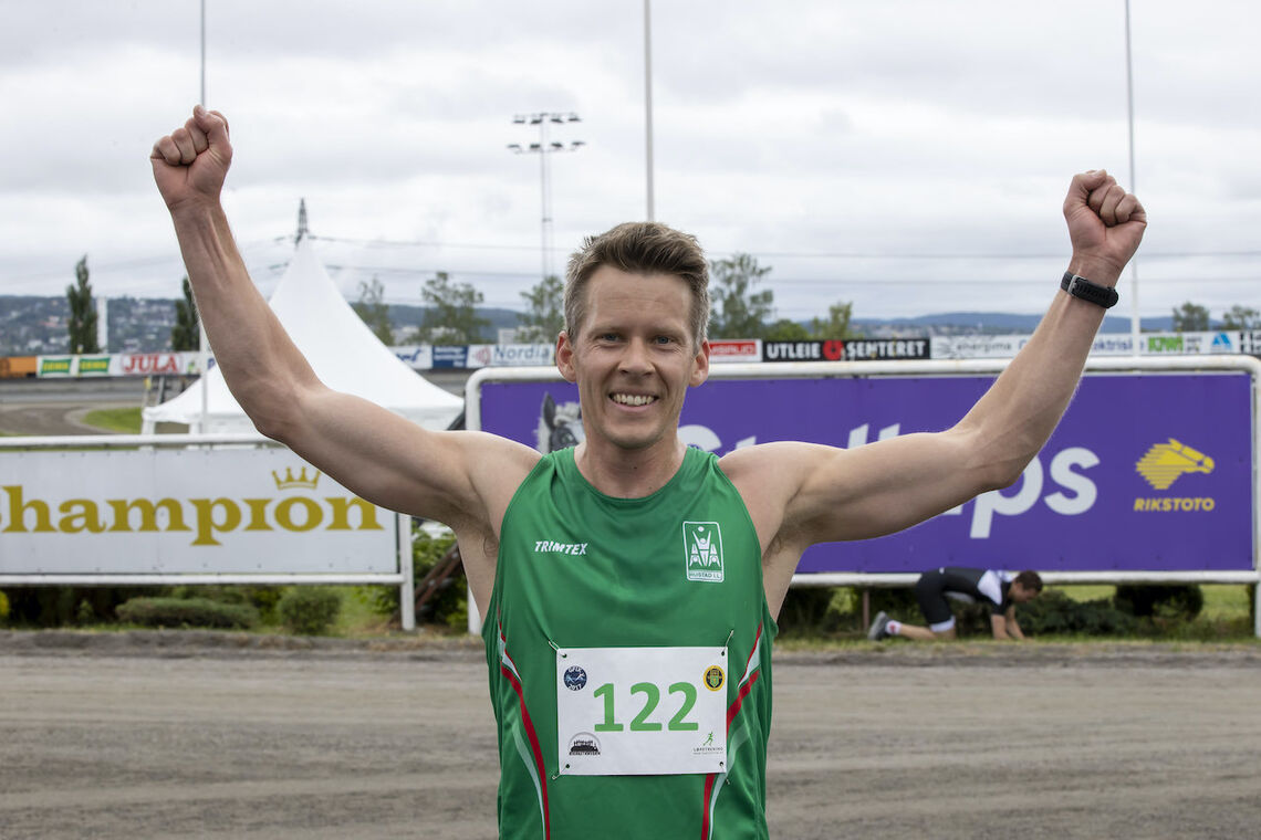 Anders Nøstdahl Gløersen fra Rustad IL var fornøyd med seieren på 10 km. (Foto: Bjørn Hytjanstorp)