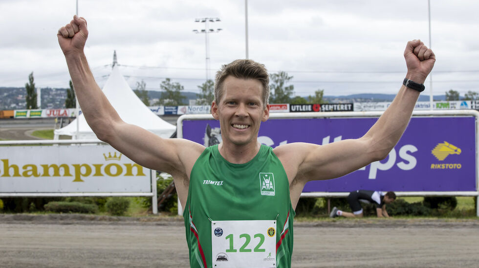 Anders Nøstdahl Gløersen fra Rustad IL var fornøyd med seieren på 10 km. (Foto: Bjørn Hytjanstorp)