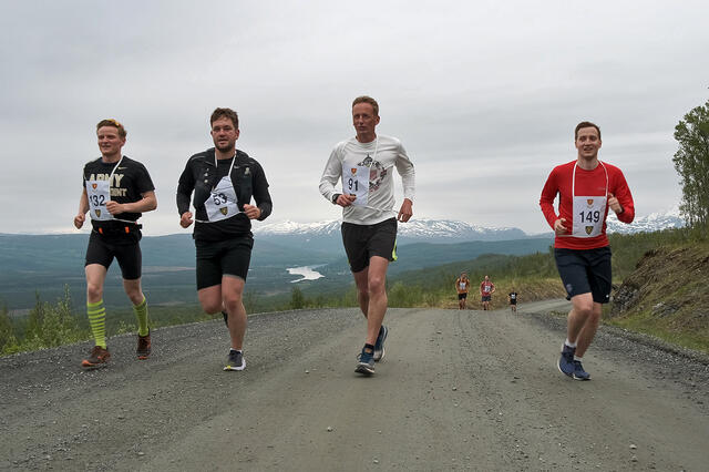 Forsvarssjef Eirik Kristoffersen (91) i hvit trøye og adjutant Jens Paulke (149) i rødt, hadde en fin tur i fjellet under årets Mauketon. (Foto: Ole-Sverre Haugli)