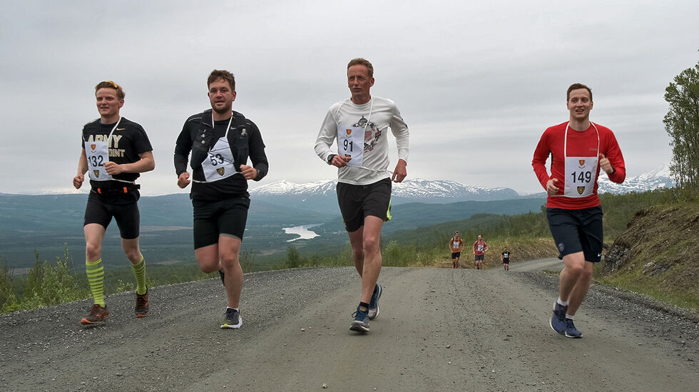 Forsvarssjef Eirik Kristoffersen (91) i hvit trøye og adjutant Jens Paulke (149) i rødt, hadde en fin tur i fjellet under årets Mauketon. (Foto: Ole-Sverre Haugli)