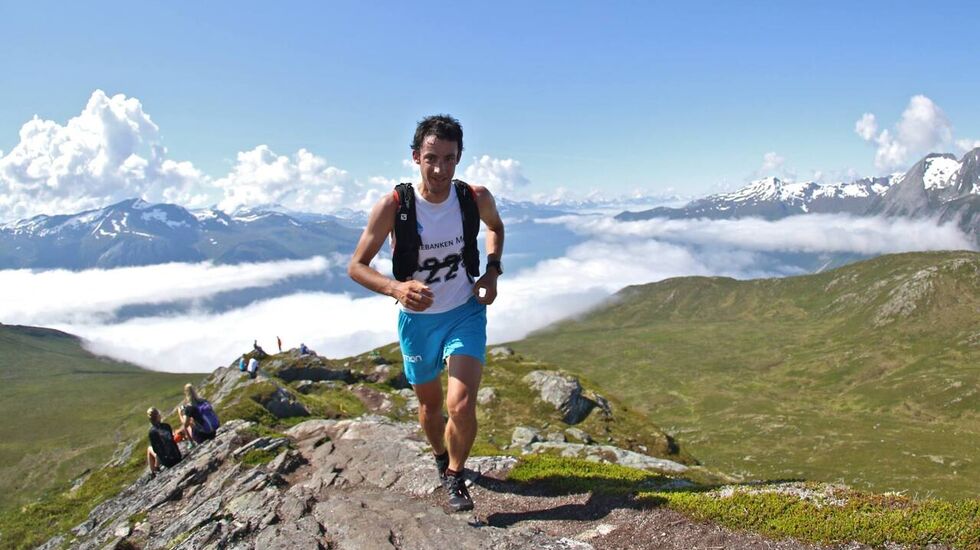 Kilian Jornet på Mefjellet opp i 2017. Den gang tok han løpet som en mosjonstur, men vant løpet likevel. Foto: Martin Hauge-Nilsen