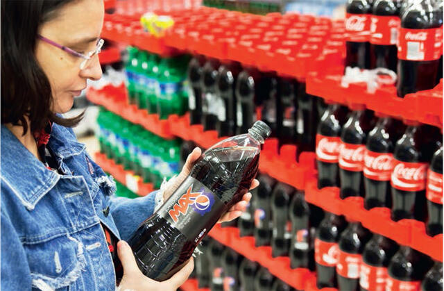 Vann er den anbefalte tørstedrikken, men hva er best og verst hvis en først skal drikke brus? (Foto: iStockphoto)