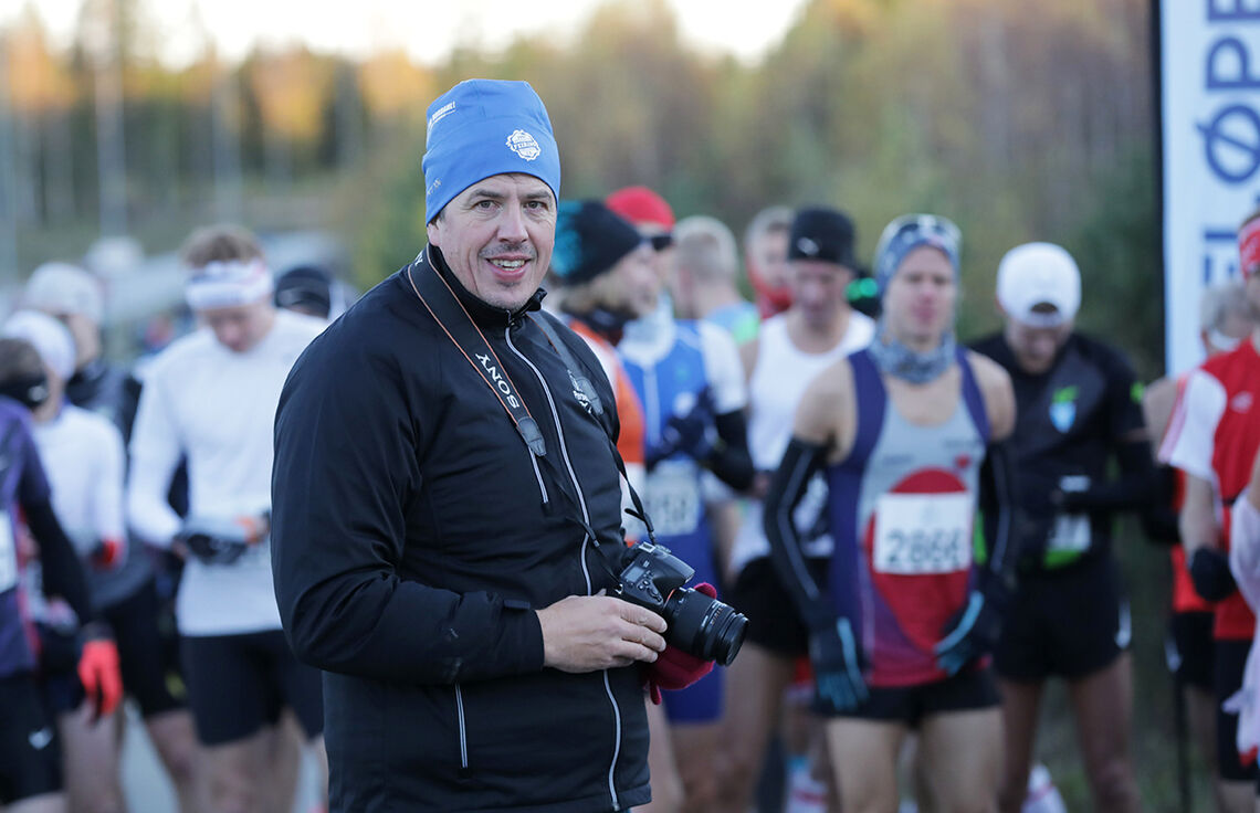 Fikser alt: Bjørn Saksberg er arrangør, tidtaker, fotograf og mer til under Perseløpene. Her ser vi han før starten på maratonløpet i oktober i fjor. (Foto: Bjørn Hytjanstorp)
