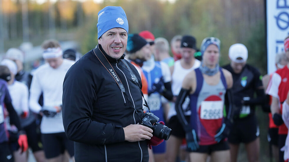 Fikser alt: Bjørn Saksberg er arrangør, tidtaker, fotograf og mer til under Perseløpene. Her ser vi han før starten på maratonløpet i oktober i fjor. (Foto: Bjørn Hytjanstorp)