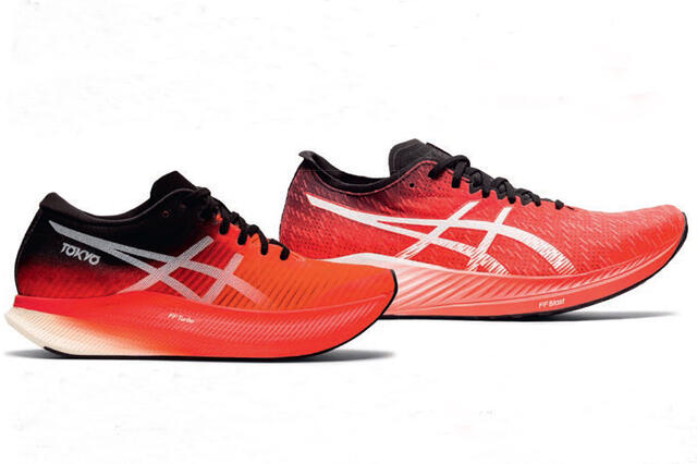 Asics-duo: Mens Metaspeed Sky (til venstre) er den lette toppmodellen, er Magic Speed arbeidshesten som kan brukes til omtrent alt. Begge disse karbonskoene får godt skussmål av Kondis’ tester, Tim Bennett.