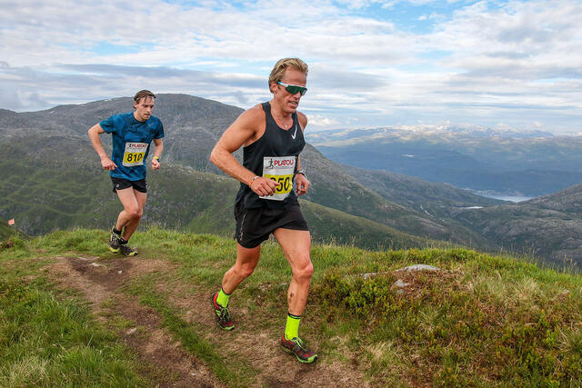 Ulrik Måbø og Kristian Ellertsen er nesten helt oppe på toppen av Hausdalshorga, heretter bærer det nedover igjen. (Foto: Arne Dag Myking)