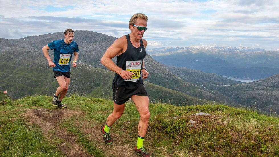 Ulrik Måbø og Kristian Ellertsen er nesten helt oppe på toppen av Hausdalshorga, heretter bærer det nedover igjen. (Foto: Arne Dag Myking)