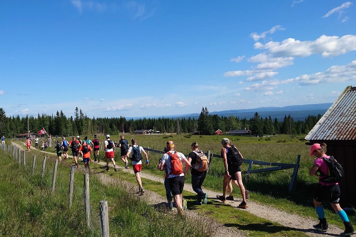 19 deltakere la av gårde til fots sørover Rondanestien. (Foto: Thomas Pedersen)