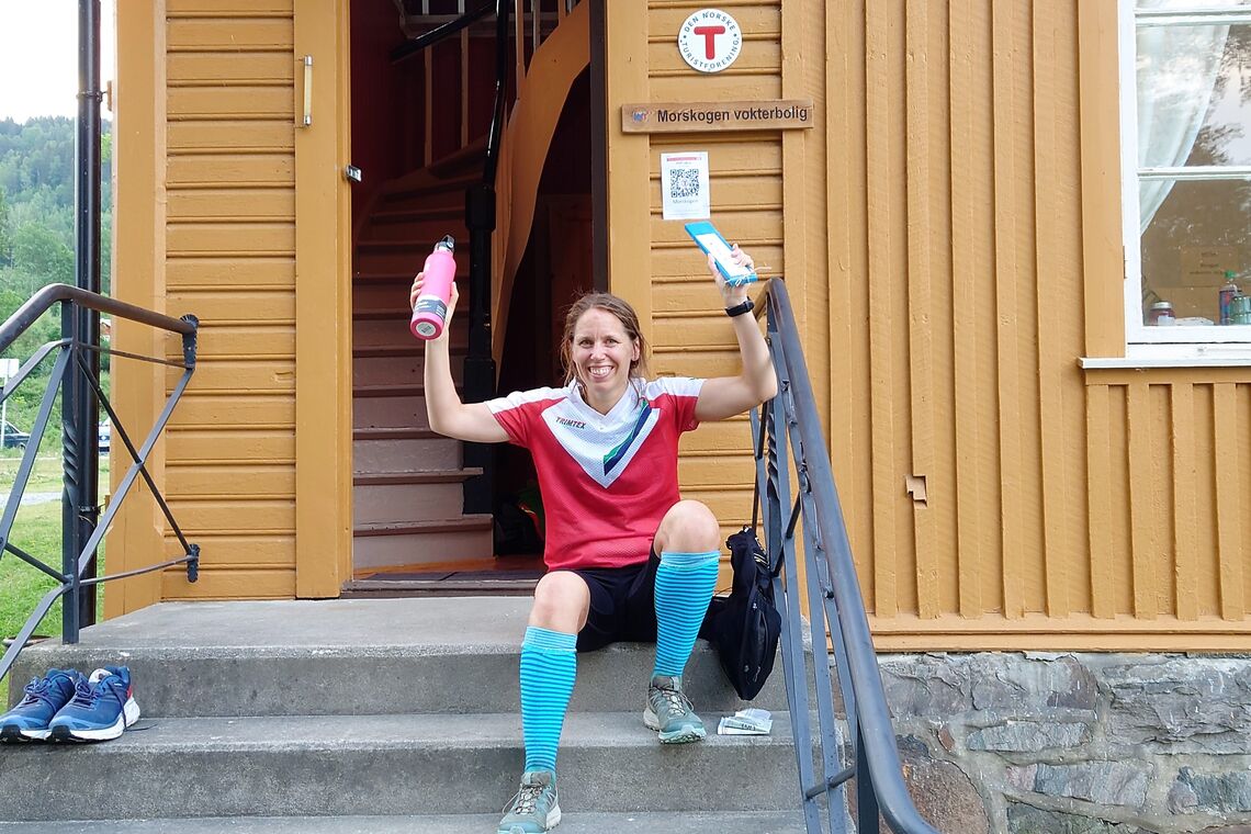 Sofie Johansson hviler ut på trappa til vokterboligen i Morskogen. (Foto: Thomas Pedersen)
