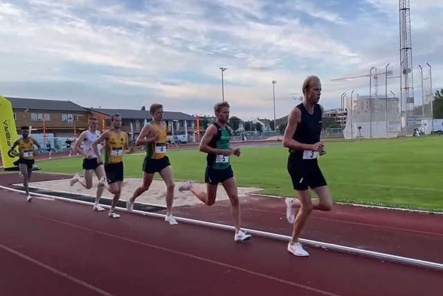 Fartsholder Trond Einar Pederslie  i tet, bak ham følger Eivind Øygard, Sigurd Ruud Skjeseth, Erik Udø Pedersen, Marius Vedvik og Senay Amlesom Fissehatsion. (Skjermdump fra streaming).