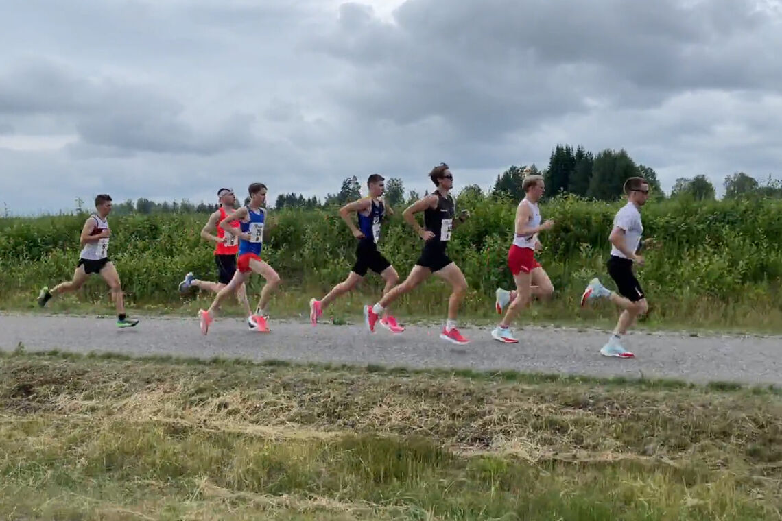 5-km-løperne i den flate løypen ved Gardermoen. (Skjermprint fra stream)