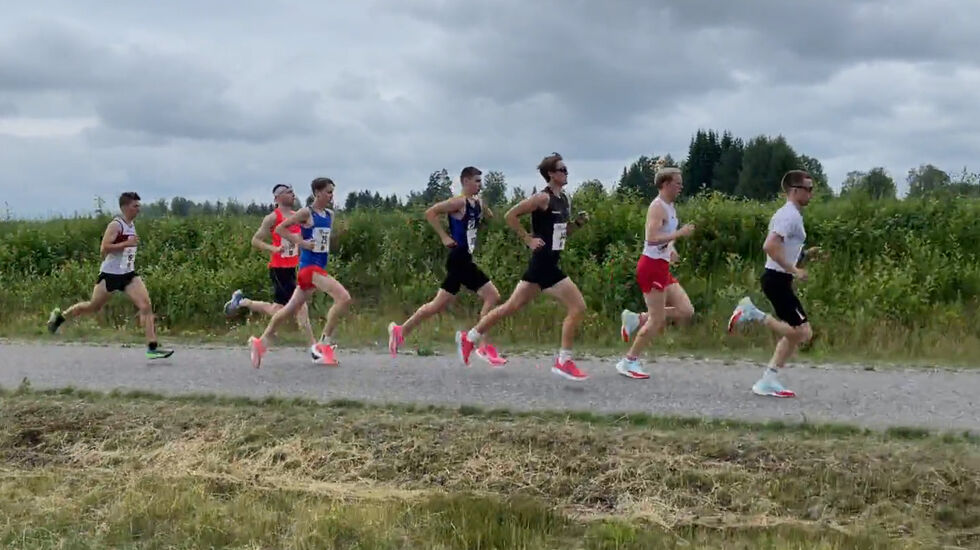 5-km-løperne i den flate løypen ved Gardermoen. (Skjermprint fra stream)